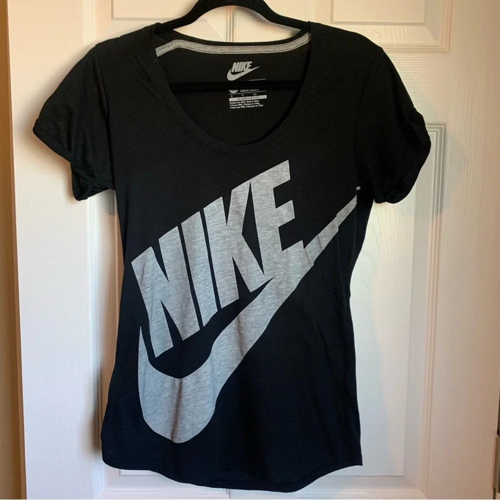Nike Scoop Neck Loose Fit Tee, size S - Picture 6 of 6